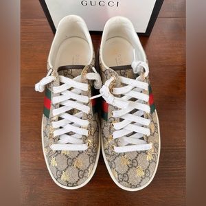 GUCCI AUTHENTIC low top sneakers -box dust bags and extra pair of laces included